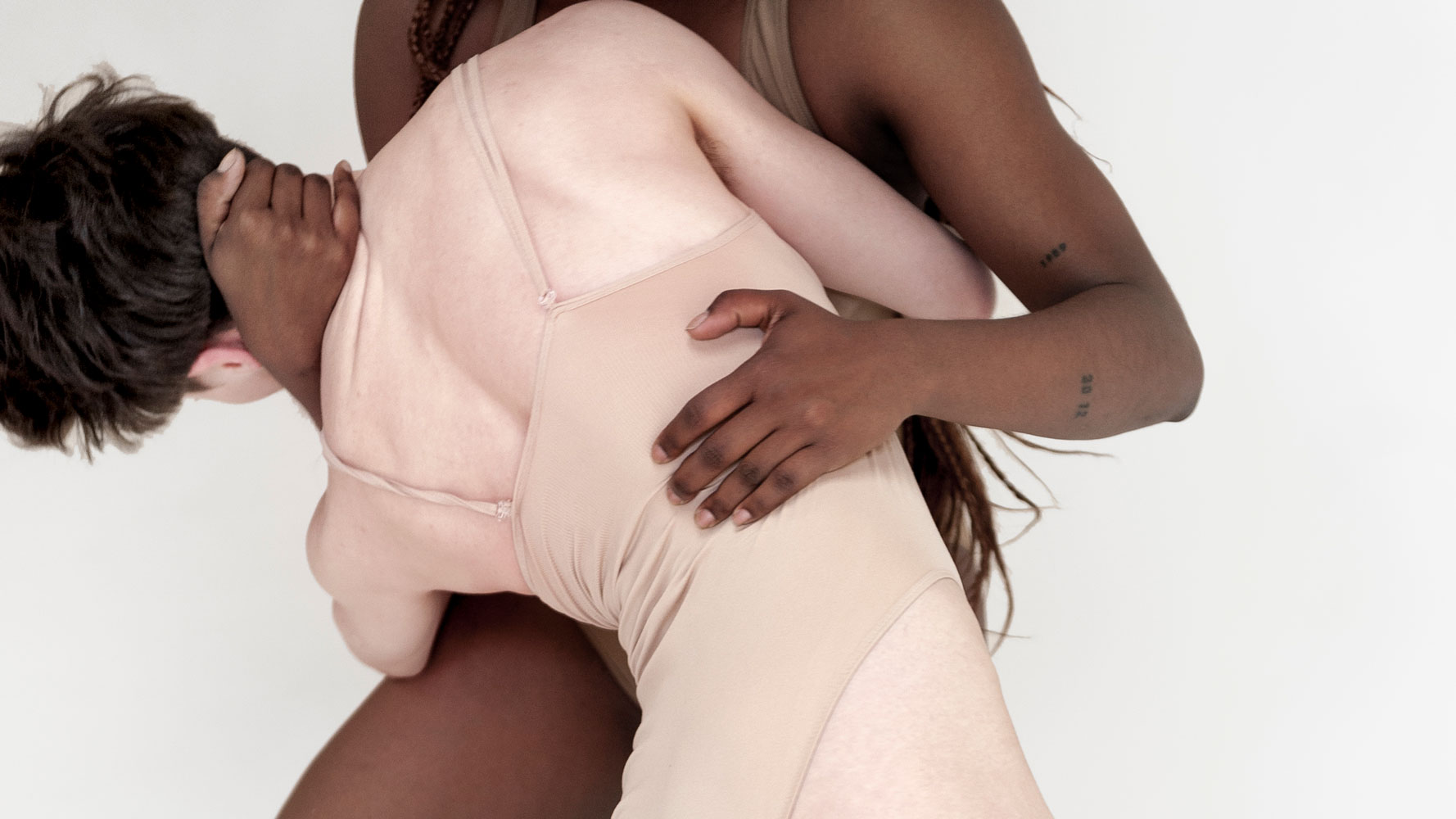 © GLORIA OYARZABAL, USUS FRUCTUS ABUSUS_La Blanche et la Noire
